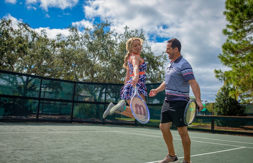 couple playing tennis